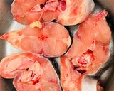 Hình bước làm 2 của món Cá basa kho tiêu ngào đường Phú Quốc ăn kèm bắp cải tím và cơm tím