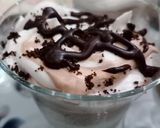 A picture of step 6 of Oreo mousse trifle.