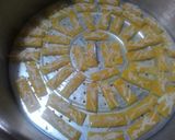 Foto langkah ke 5 dari resep Kastengel Renyah Tanpa Mixer Tanpa Oven.