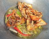 Foto langkah ke 5 dari resep Pindang kepala ikan nila goreng.