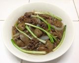 Hình bước làm 2 của món Lòng gà xào hành