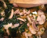 Foto del passaggio 2 della ricetta Pasta Funghi tonno e prezzemolo