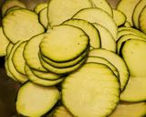 Foto del passaggio 2 della ricetta Fiore di pasta sfoglia e zucchine
