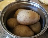 Foto del paso 1 de la receta: Irresistible huevos con patatas gratinados al horno
