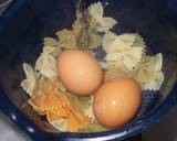 Foto del paso 2 de la receta Ensalada natural y de conserva, con huevos rellenos
