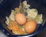 Foto del paso 2 de la receta: Ensalada natural y de conserva, con huevos rellenos