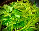 Hình bước làm 2 của món Cải Bó Xôi Xào Tỏi