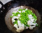 A picture of step 1 of Gobhi matar ki sookhi sabji without onion garlic.