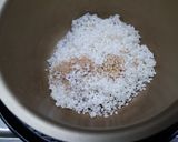 รูปขั้นตอนการทำที่ 2 ของ ข้าวหุงใส่ไก่และเห็ดชิเมจิ (Takikomi Gohan)