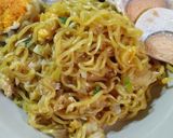 Foto langkah ke 6 dari resep Mie goreng nyemek simple.