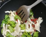 Foto langkah ke 6 dari resep Cap Cay Jamur Saus Tiram.