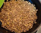 Foto del paso 3 de la receta: Semillas de calabaza y girasol doradas con especias
