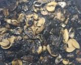 Foto del paso 2 de la receta: Arroz negro con pescado y champiñones