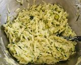 Une image de l'étape 2 de Roulé aux courgettes, ail et fines herbes et bacon.