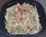 รูปขั้นตอนการทำที่ 4 ของ ผัดเส้นบุกสาหร่าย,หน่อไม้,ไข่,หมูสับ