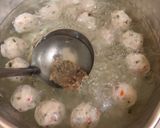 Foto langkah ke 5 dari resep Mushroom Ball Soup.