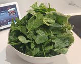 Foto del paso 3 de la receta: Espinacas frescas con uva caramelizada y salchicha criolla dorada