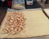 Foto del paso 5 de la receta: Empanada de pollo con bacon, pasas y queso