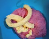 Foto langkah ke 4 dari resep Donat Maizena Merah Putih.