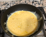 Foto del paso 3 de la receta: Tortilla rellena de tomate y pechuga de pavo