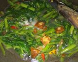 Foto langkah ke 5 dari resep Tumis kangkung sederhana pedas.