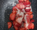 Foto langkah ke 1 dari resep Strawberry yakult milk.