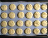 A picture of step 4 of Melting Moments with Passion fruit Cream.