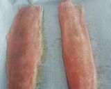 Foto del paso 1 de la receta Salmón al horno con salsa de nata y cebolla