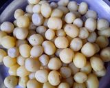 A picture of step 2 of Dum aloo.