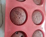 A picture of step 3 of Red velvet chocochips muffins.