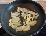 Foto del paso 2 de la receta: Lomos de merluza en salsa de lima y vino blanco
