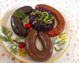 Póréhagymás, almás, lila káposzta, sült kolbásszal és hurkákkal recept fázis 4 fotója