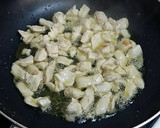 Foto del paso 2 de la receta: Arroz verde de pimientos (con pollo, gambas y almejas)