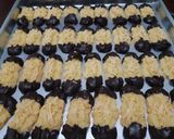 Foto langkah ke 6 dari resep Sweet Cheesy Choco Cookies.