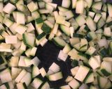 Foto del paso 1 de la receta: Tortilla calabacín y cebolla