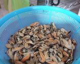 Foto langkah ke 1 dari resep Kerang hijau bumbu kuning.