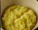 Foto del passaggio 2 della ricetta Sformatino di porri e patate con cuore filante
