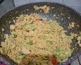 Foto langkah ke 6 dari resep Mie Instan Goreng Rendah Kalori, Tinggi Protein (Telur + Dada Ayam 100gr).