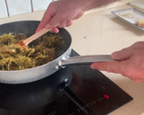 Foto del paso 5 de la receta: Fideuà de calamares (en lata), langostinos y bacalao gratinado con alioli