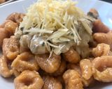 Foto del paso 5 de la receta: Ñoquis de boniato zanahoria con salsa de puerro, hongos y cebolla de verdeo