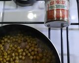 Foto del paso 3 de la receta: Bifecitos en sartén con arvejas huevo y salsa