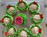 A picture of step 5 of Christmas Wreath Cupcakes.