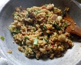 Foto langkah ke 5 dari resep Nasi goreng sosis pakcoy kecap ala D'Kost.