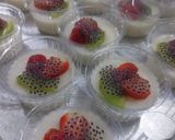 Foto langkah ke 3 dari resep Puding Susu Topping Buah.