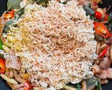 A picture of step 3 of Drunken-Style Stir-Fried Instant Noodles (Pad Kee Mao Mama).