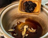 【老菜脯麻油松阪雞佛湯】大雪節氣燉湯，瑞氣嫩Q好滋養的食譜步驟2照片