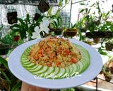 Hình bước làm 3 của món Cơm chiên xúc xích trứng muối