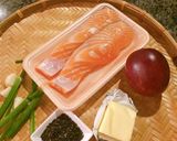 Hình bước làm 1 của món Cá hồi tẩm mè đen,chiên.sốt chanh dây