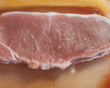 Foto del paso 3 de la receta: Ternera blanca a la plancha con Chips de Alcachofa y Piñones