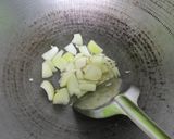 รูปขั้นตอนการทำที่ 3 ของ ปลาหมึกผัดไข่เค็ม